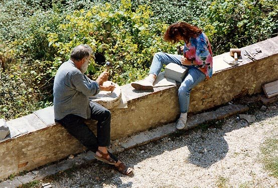 1989 · Cortona. Stone carving workshop in the garden
