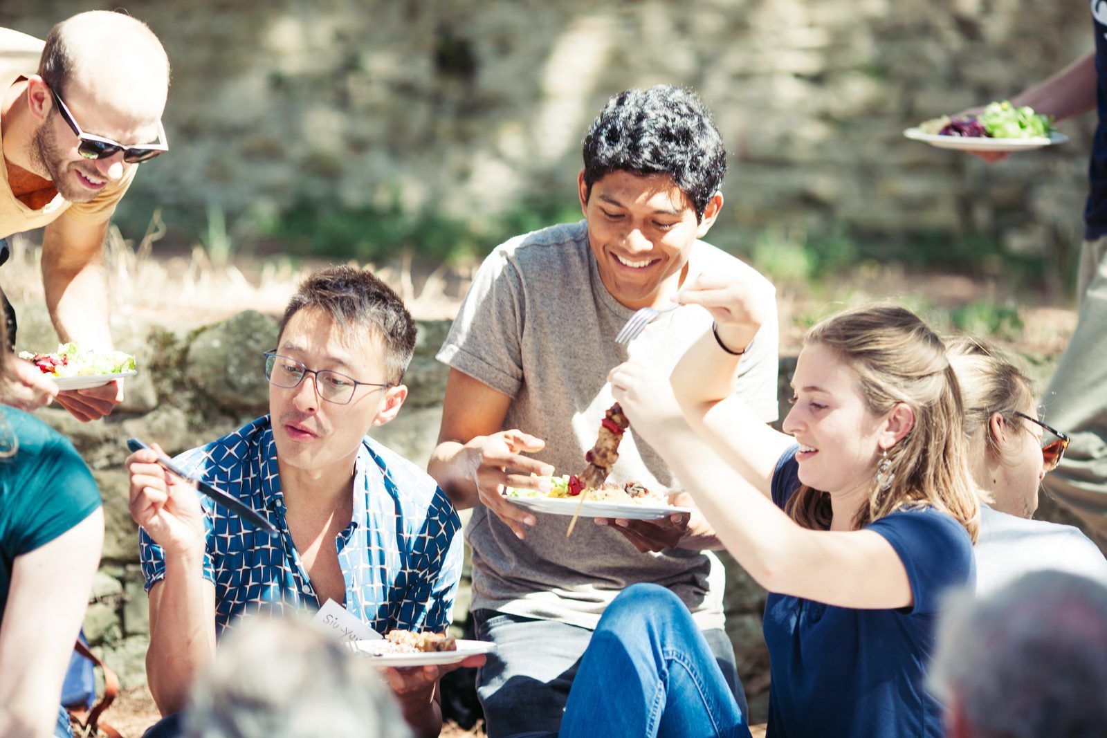 Participants at Cortona Week eating together at long tables.
